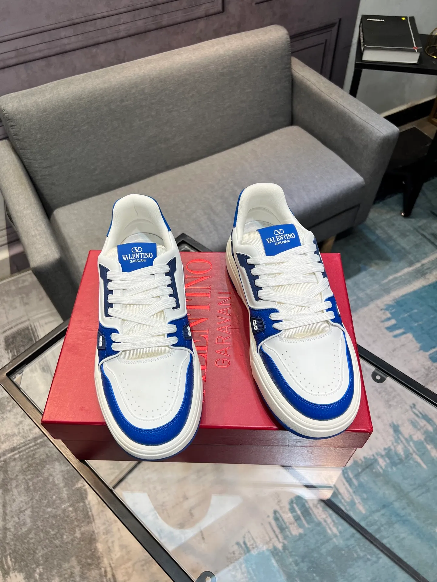 Men's men's shoes 💰660 𝑽𝒂𝒍𝒆𝒏𝒕𝒊𝒏𝒐 Valentino 𝑶𝒏𝒆𝑺𝒕𝒖𝒅 Couple's sneaker series Valentino 2025 latest couple's sneakers, celebrity style, hot sale. The original ZP was purchased and dismantled. Repeated pattern making and modification. I strive to restore the original version 1:1! Top luxury masterpiece, soft and comfortable, combining fashion and leisure, bringing excellent elegant texture and excellent on-foot comfort. Top purchase version upper: imported calfskin surface/original oil edge craftsmanship. Inner: water-dyed cowhide lining. Outsole: original development 𝐓𝐏𝐔 two-color combination outsole. Packaging: original configuration complete package. Code number: 35-44 yards. 34.45 can be customized. Can be customized (self-labeled-no label) order.